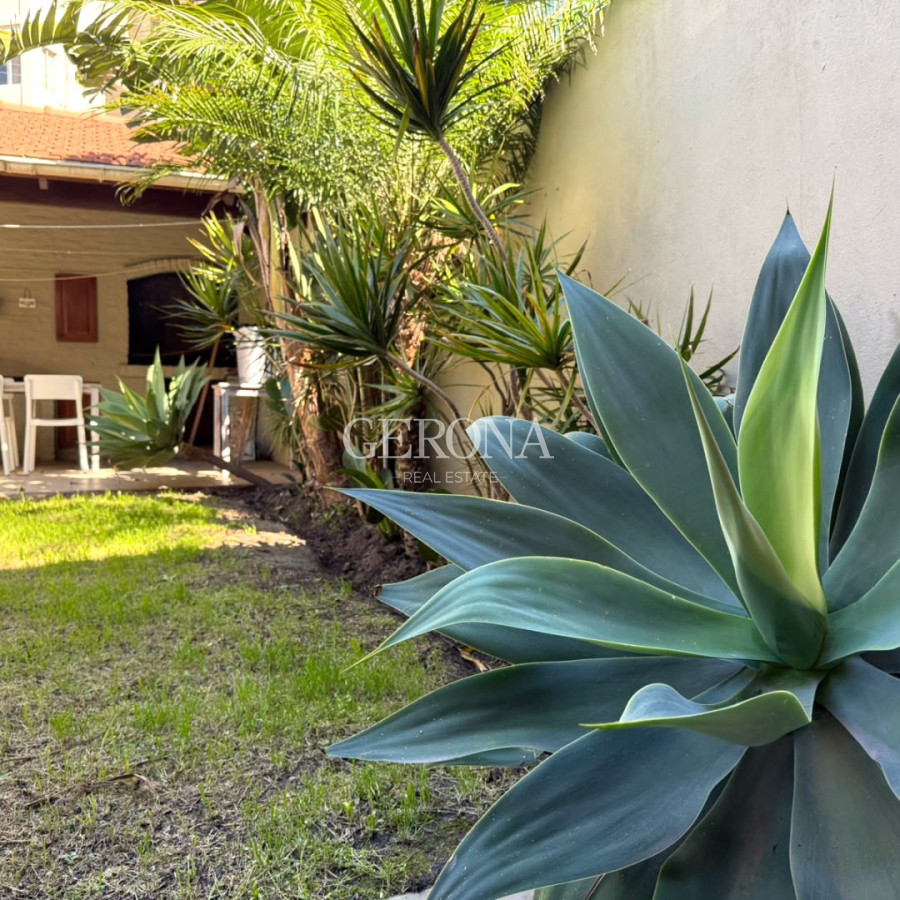 Casa ID.316 - Venta casa de 3 dormitorios, jardín, barbacoa y garaje en Punta Gorda.
