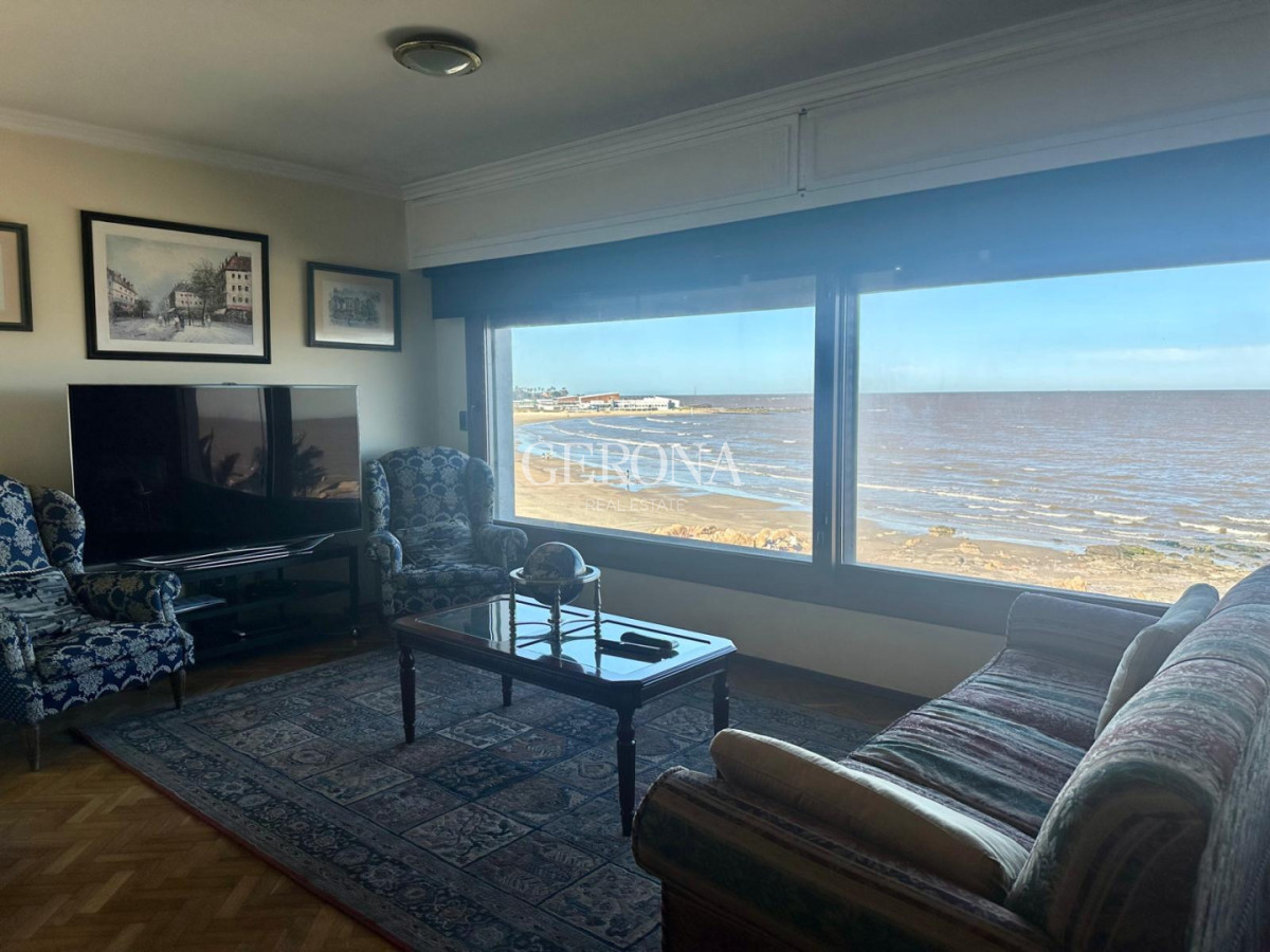 Casa ID.242 - Venta casa de tres dormitorios y servicio, en Rambla de Punta Gorda. 