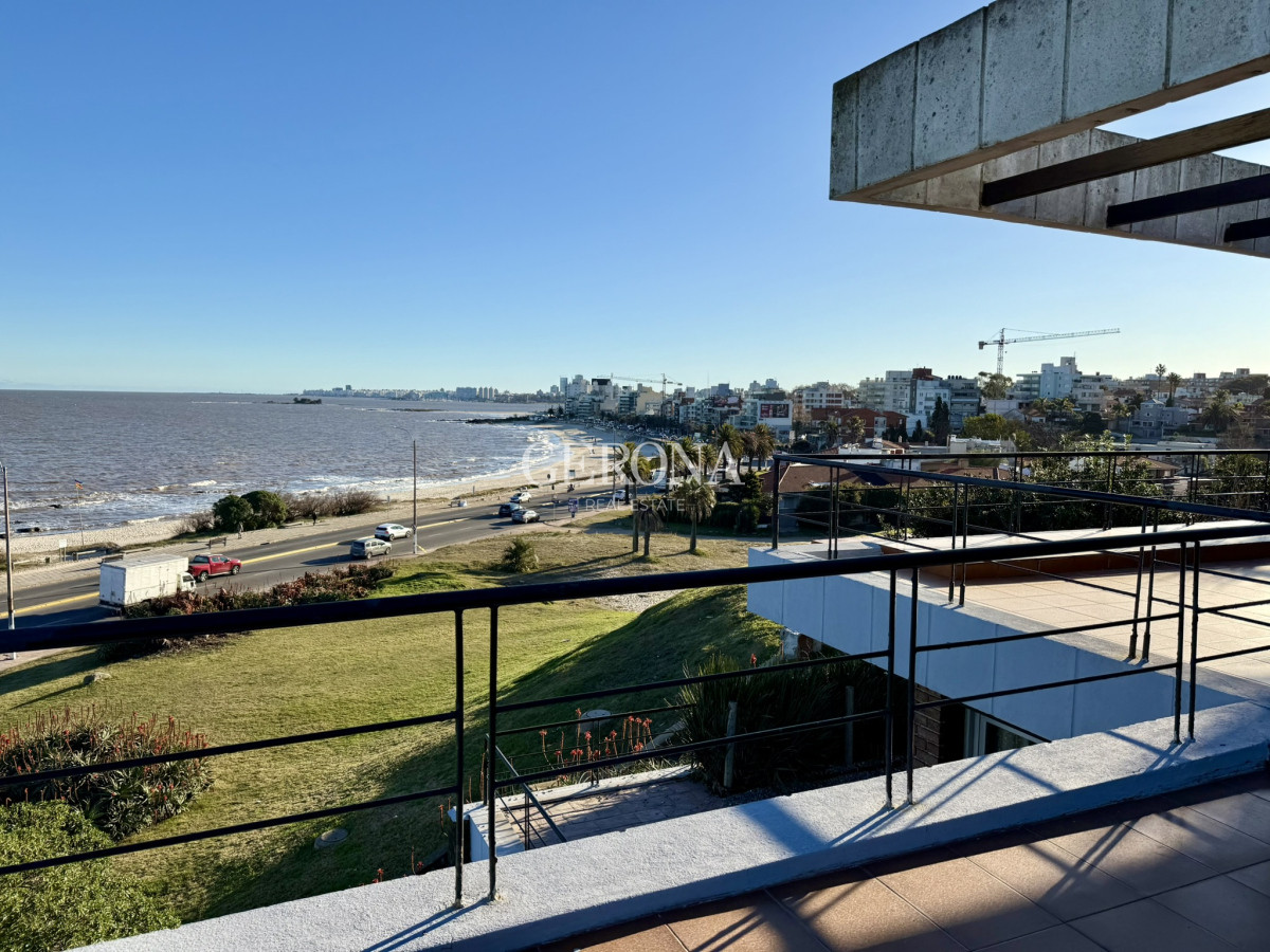 Casa ID.280 - Venta casa de 5 dormitorios y servicio, frente al mar, en Punta Gorda.