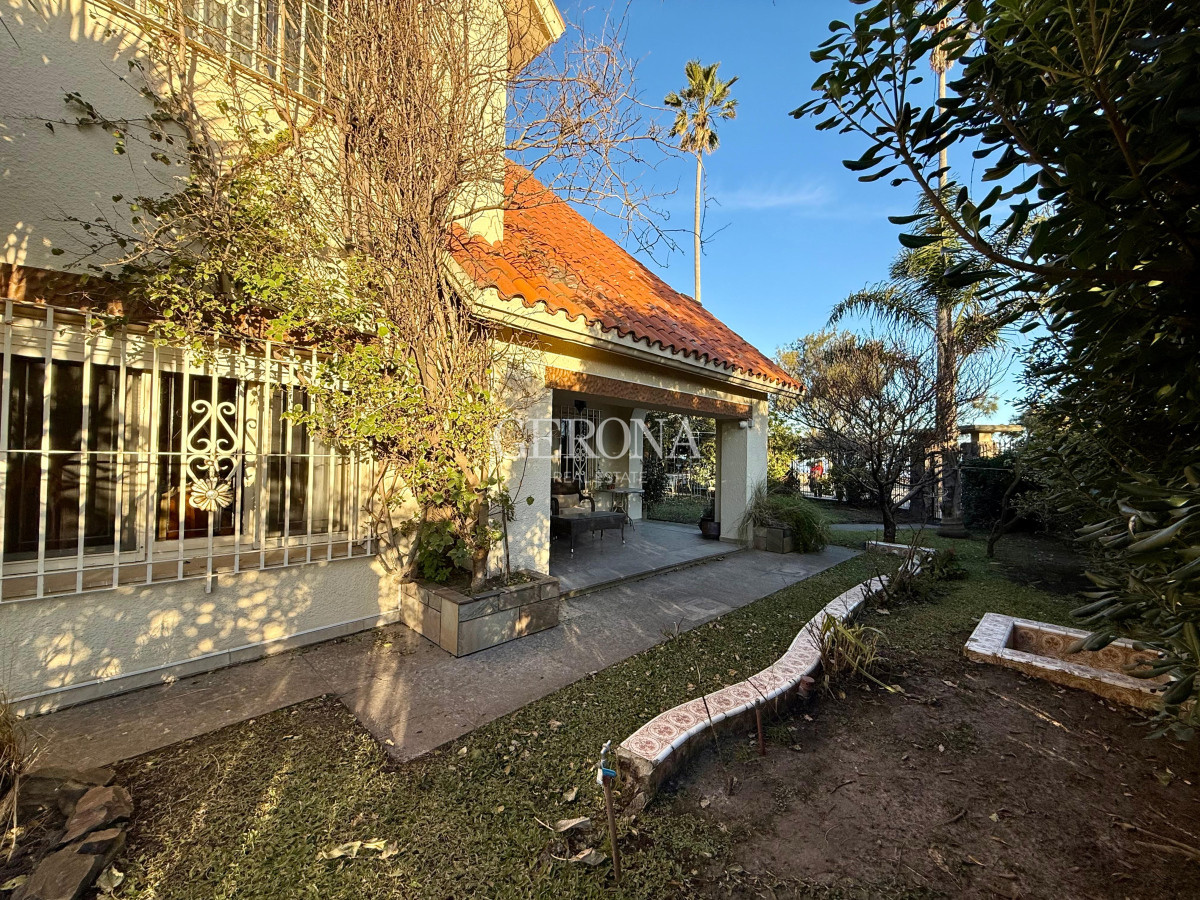 Casa ID.279 - Venta casa de 3 dorm y servicio completo, frente al mar, en Carrasco-Punta Gorda