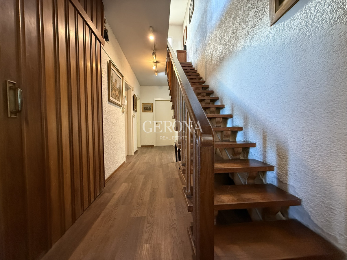 Casa ID.280 - Venta casa de 5 dormitorios y servicio, frente al mar, en Punta Gorda.