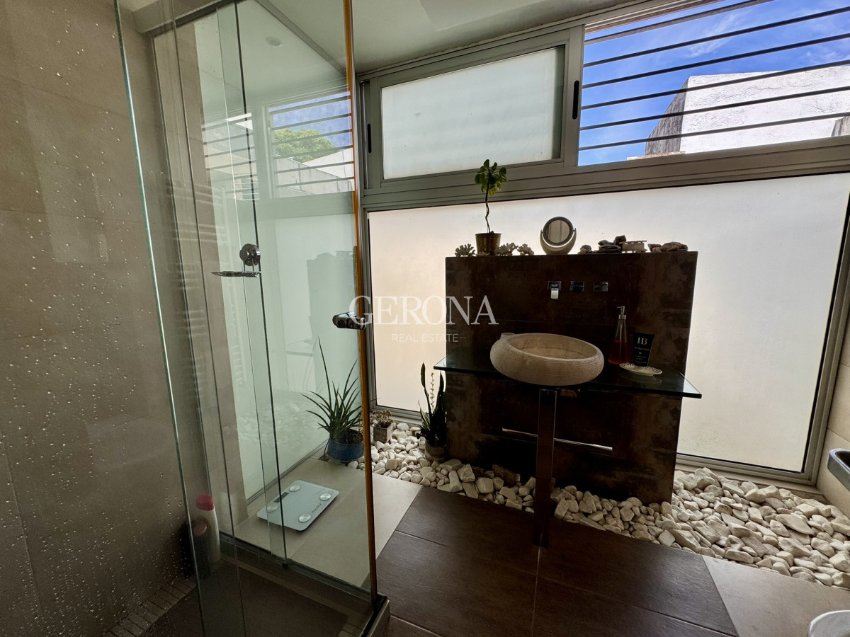 Casa ID.253 - Venta Casa de 4 dormitorios, 2 patios y garaje en Punta Carretas