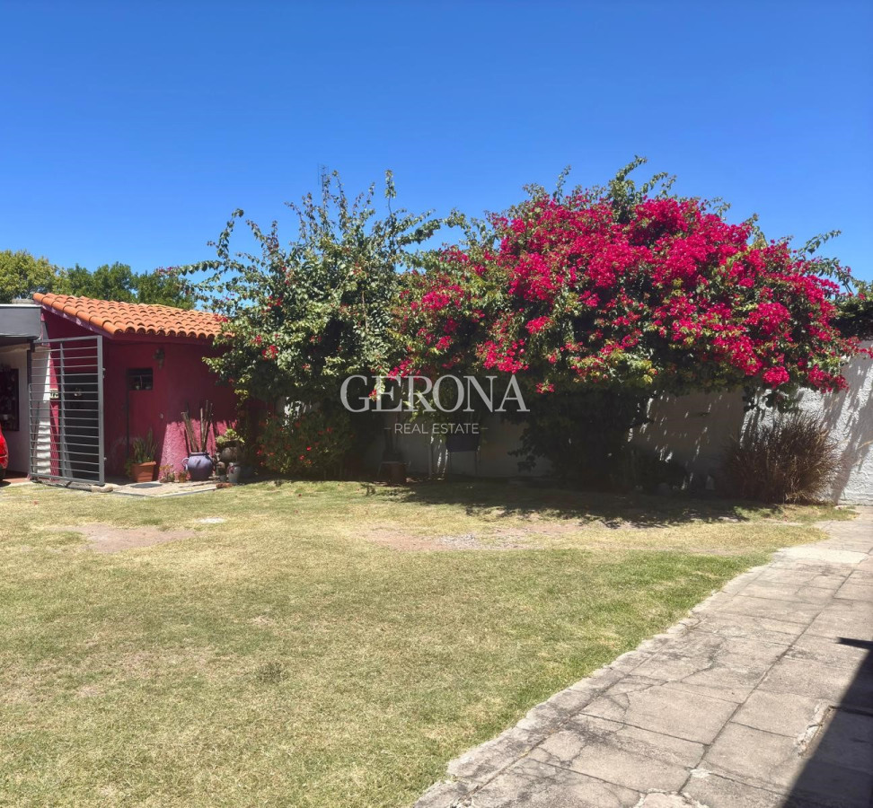 Casa ID.255 - Venta casa ph de 2 dormitorios, jardín y fondo en Punta Gorda-Carrasco Norte