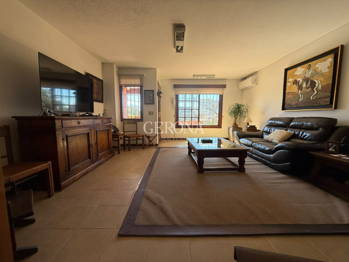 Casa ID.316 - Venta casa de 3 dormitorios, jardín, barbacoa y garaje en Punta Gorda.