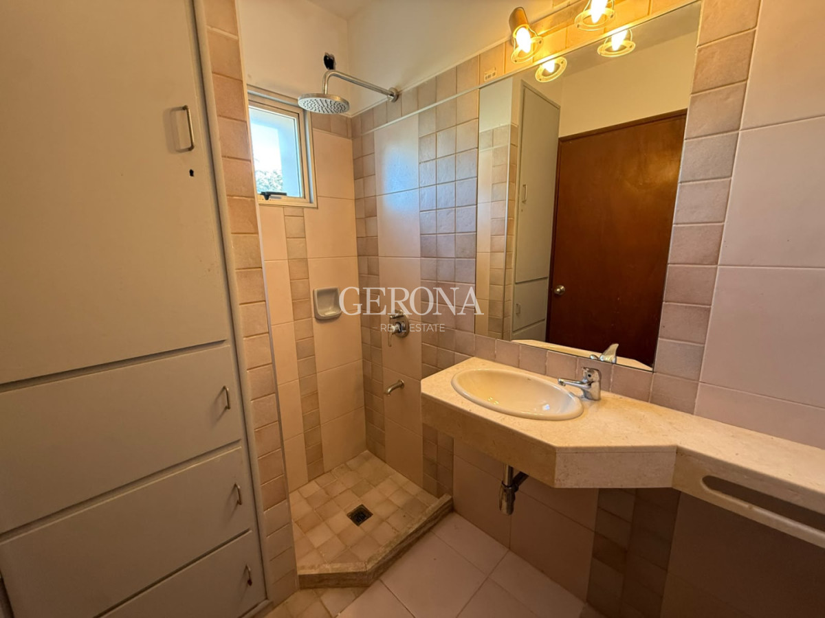 Casa ID.317 - Venta casa PH de 5 dormitorios, escritorio, fondo y cochera para 6 autos en Carrasco Norte.