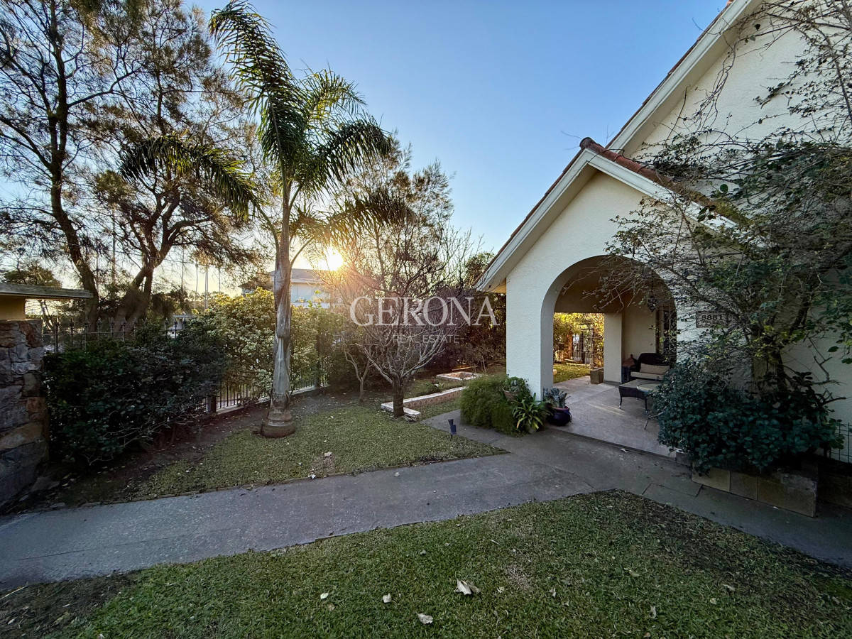 Casa ID.279 - Venta casa de 3 dorm y servicio completo, frente al mar, en Carrasco-Punta Gorda