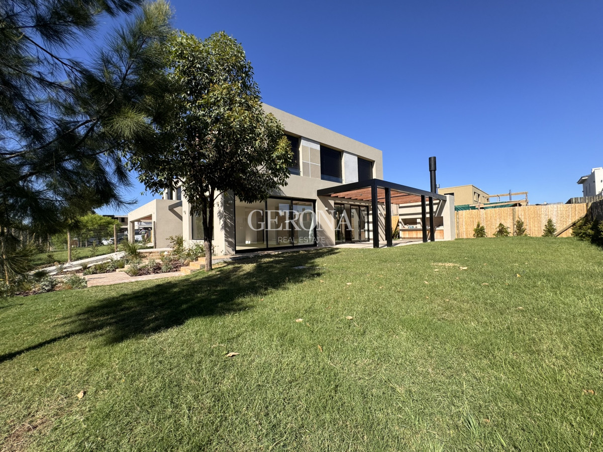 Casa ID.259 - Venta Casa de 3 dormitorios, jardín a estrenar 