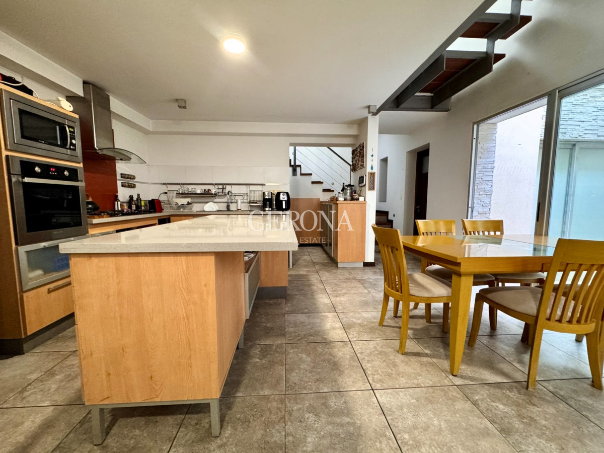 Casa ID.253 - Venta Casa de 4 dormitorios, 2 patios y garaje en Punta Carretas