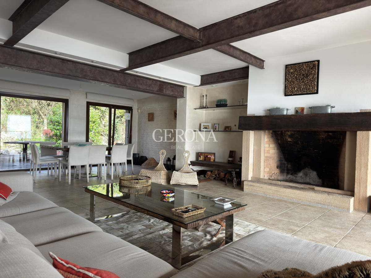 Casa ID.281 - Venta casa de tres niveles, con tres suites frente al mar en Punta Gorda. 