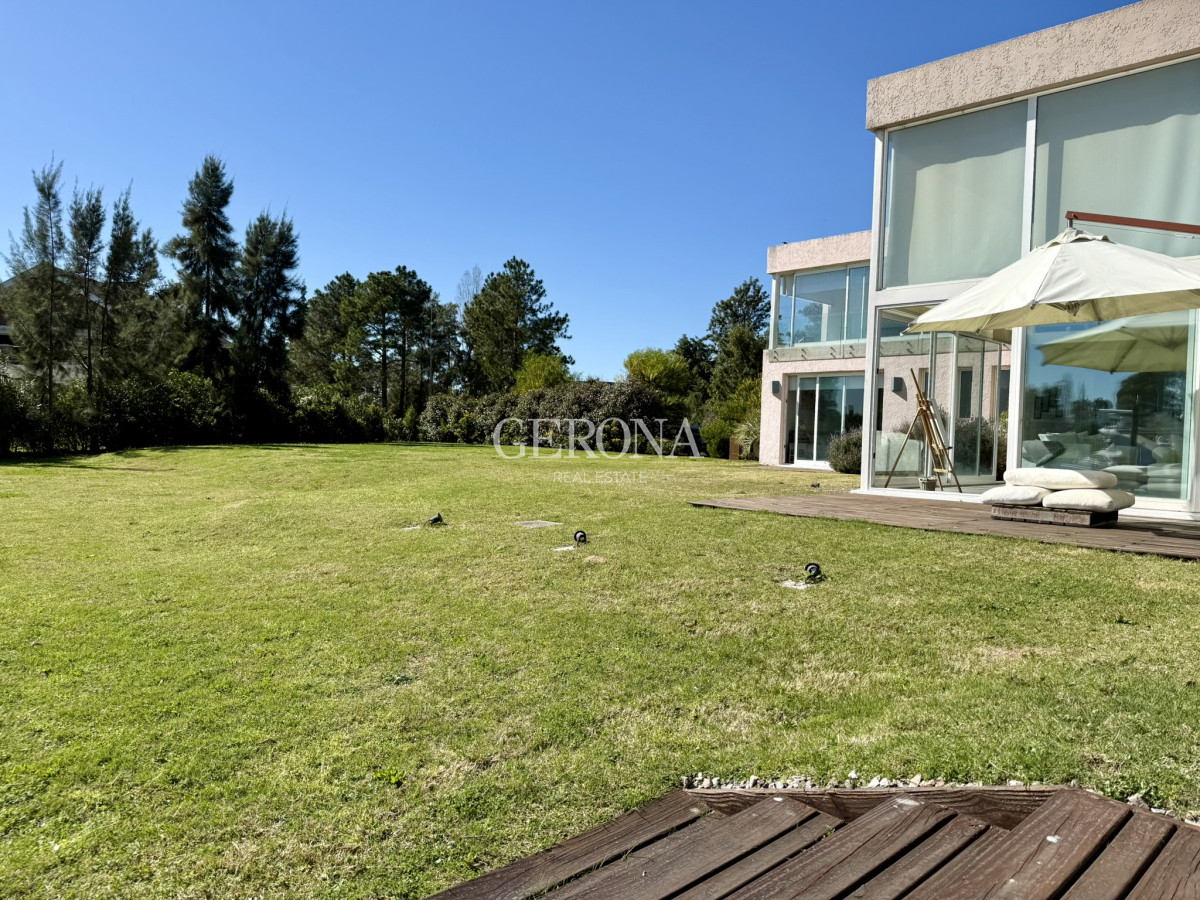 Casa ID.283 - Venta Casa en Marina de Santa Lucía, con 1644 m2 de terreno, 274 edificado y doble muelle.