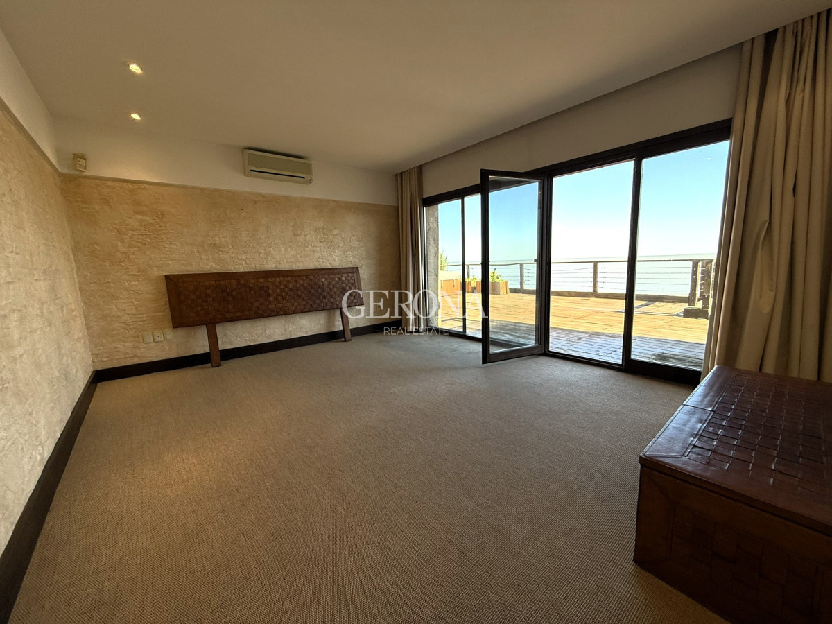 Casa ID.281 - Venta casa de tres niveles, con tres suites frente al mar en Punta Gorda. 