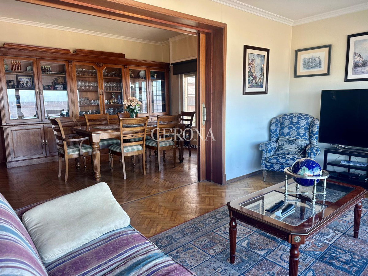 Casa ID.242 - Venta casa de tres dormitorios y servicio, en Rambla de Punta Gorda. 