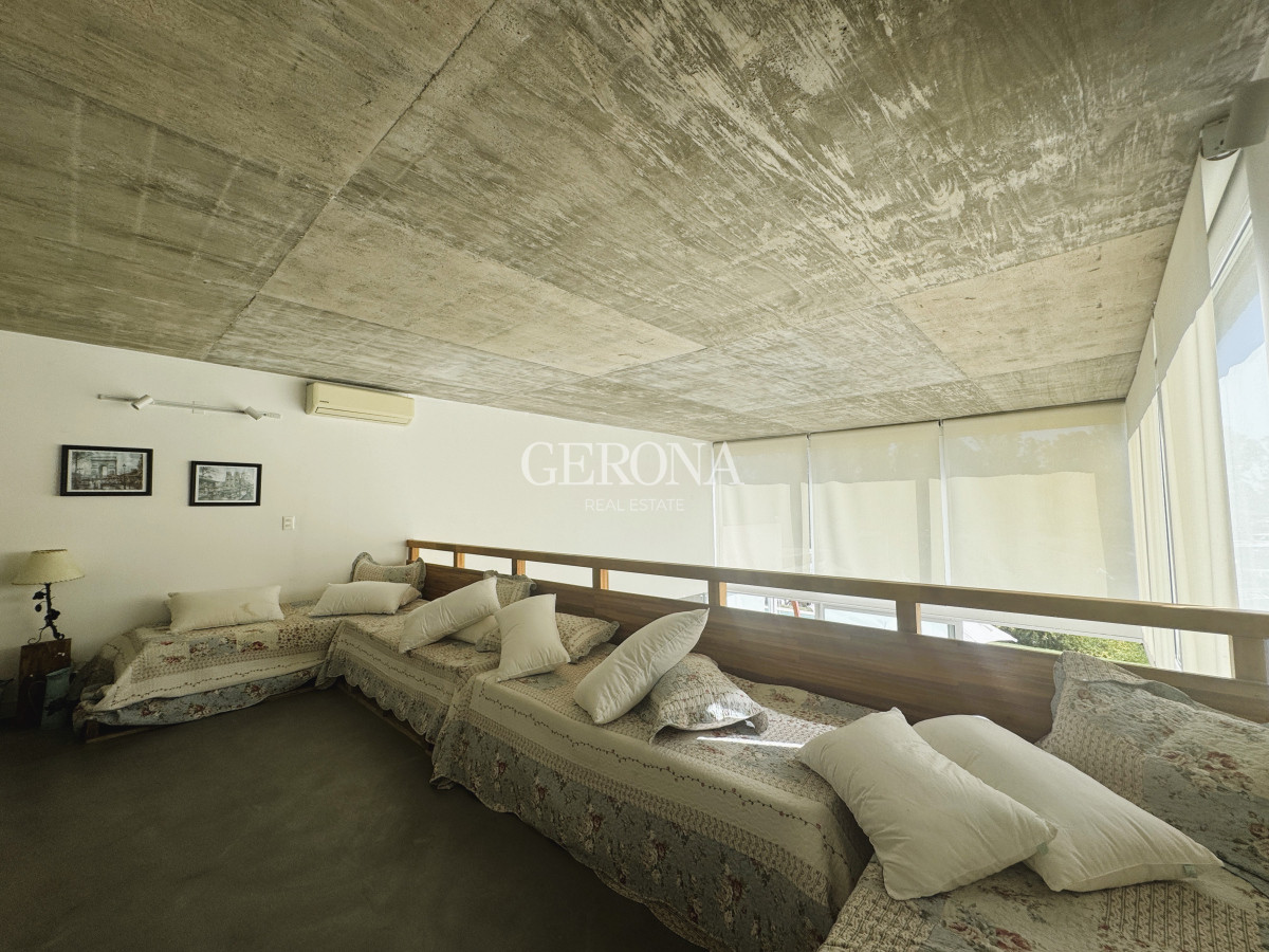 Casa ID.283 - Venta Casa en Marina de Santa Lucía, con 1644 m2 de terreno, 274 edificado y doble muelle.
