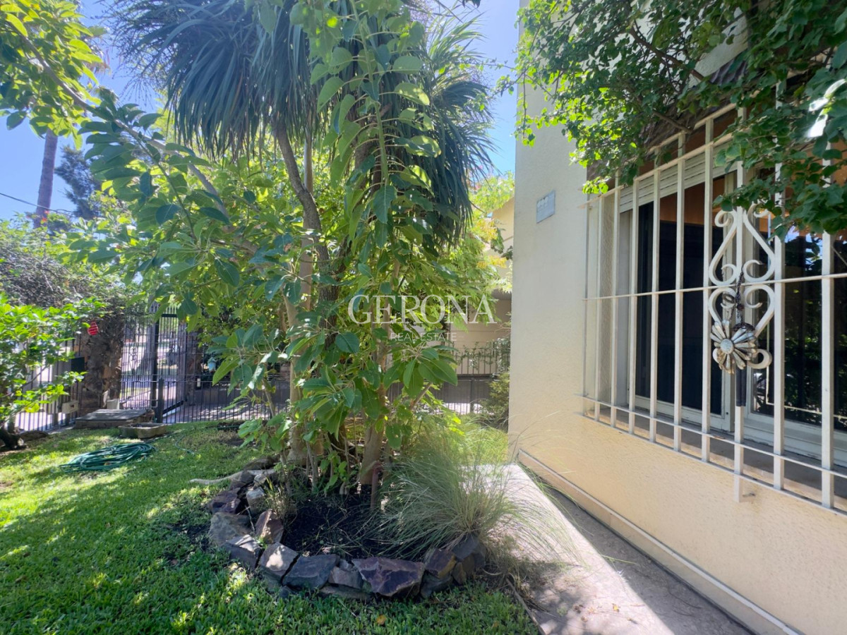 Casa ID.279 - Venta casa de 3 dorm y servicio completo, frente al mar, en Carrasco-Punta Gorda