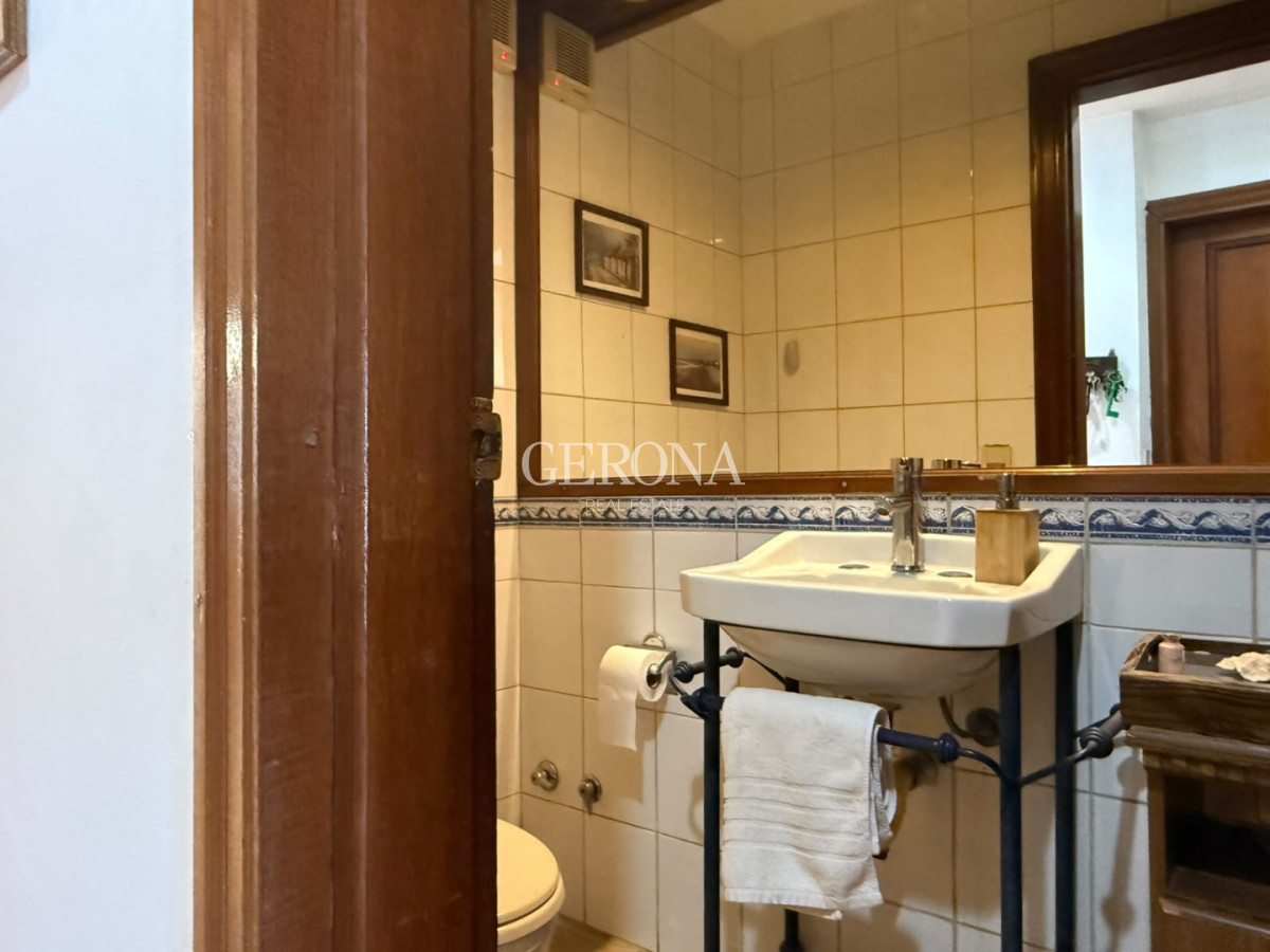Casa ID.316 - Venta casa de 3 dormitorios, jardín, barbacoa y garaje en Punta Gorda.