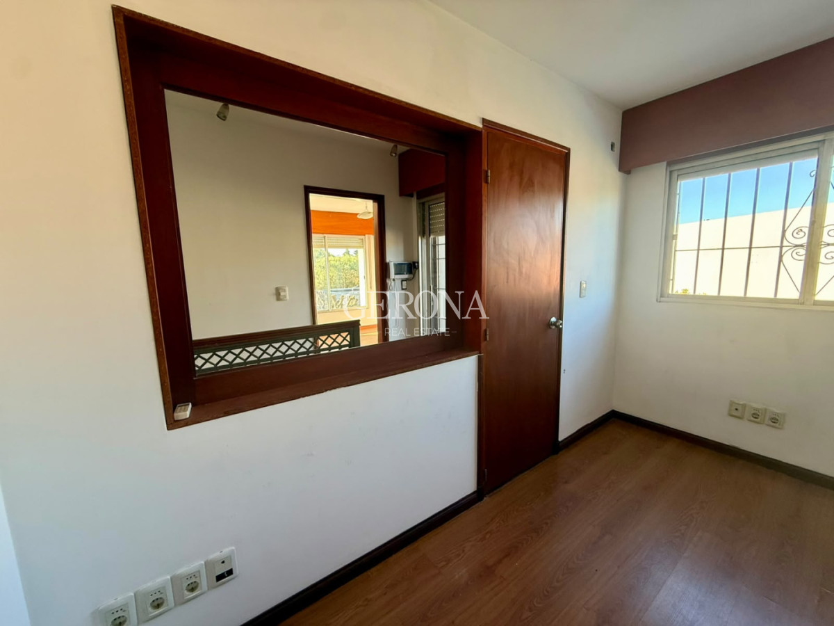 Casa ID.317 - Venta casa PH de 5 dormitorios, escritorio, fondo y cochera para 6 autos en Carrasco Norte.
