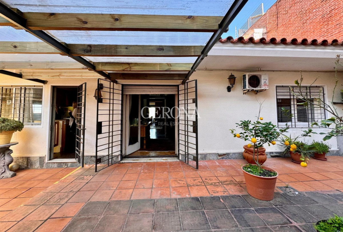 Casa ID.242 - Venta casa de tres dormitorios y servicio, en Rambla de Punta Gorda. 