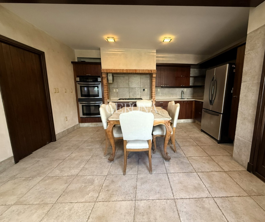 Casa ID.281 - Venta casa de tres niveles, con tres suites frente al mar en Punta Gorda. 