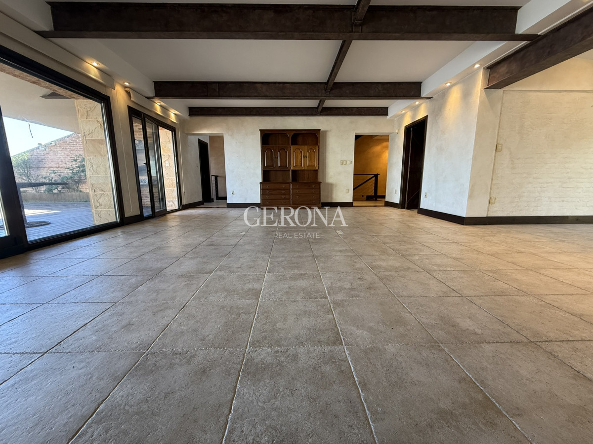 Casa ID.281 - Venta casa de tres niveles, con tres suites frente al mar en Punta Gorda. 