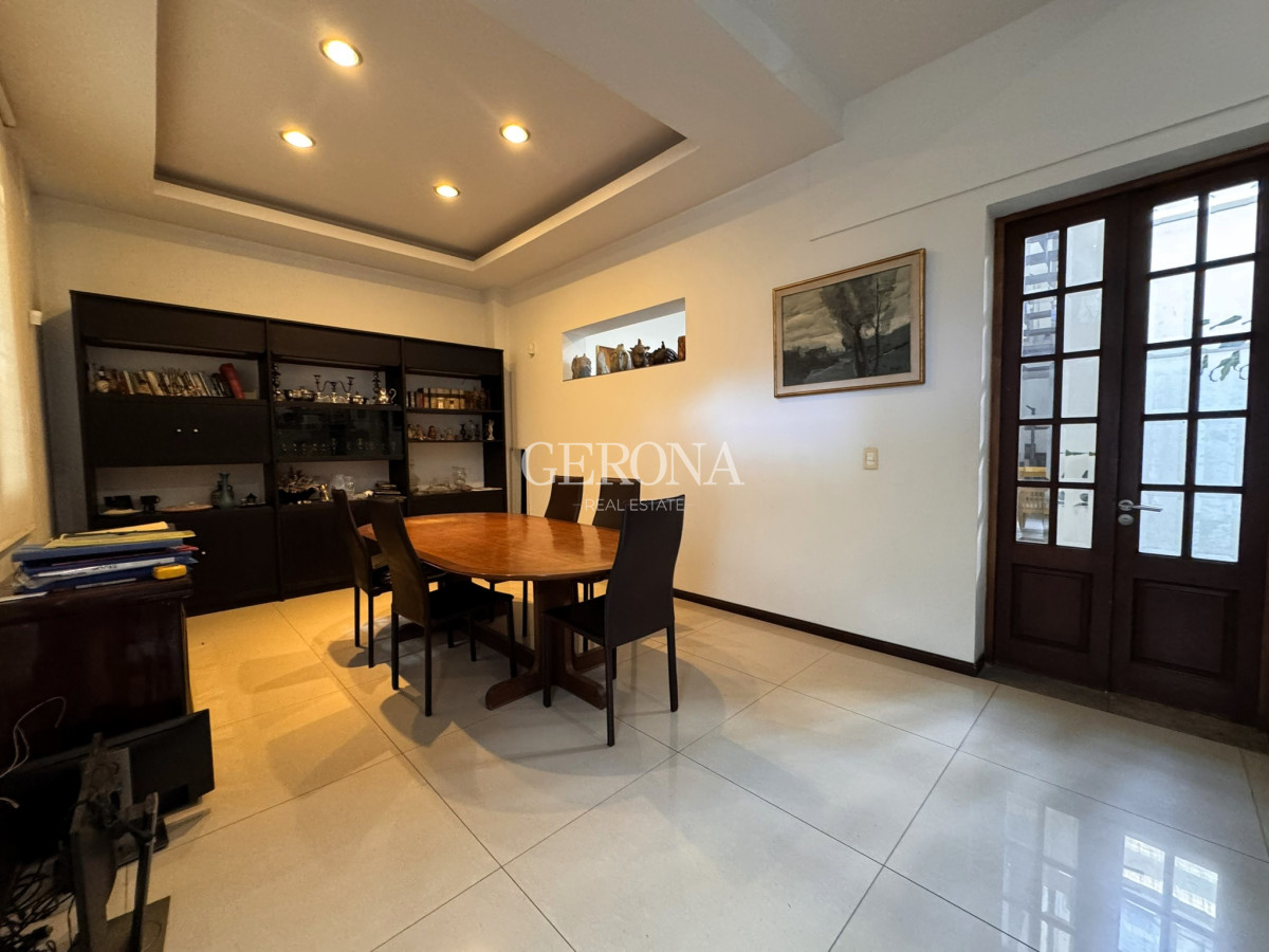 Casa ID.253 - Venta Casa de 4 dormitorios, 2 patios y garaje en Punta Carretas