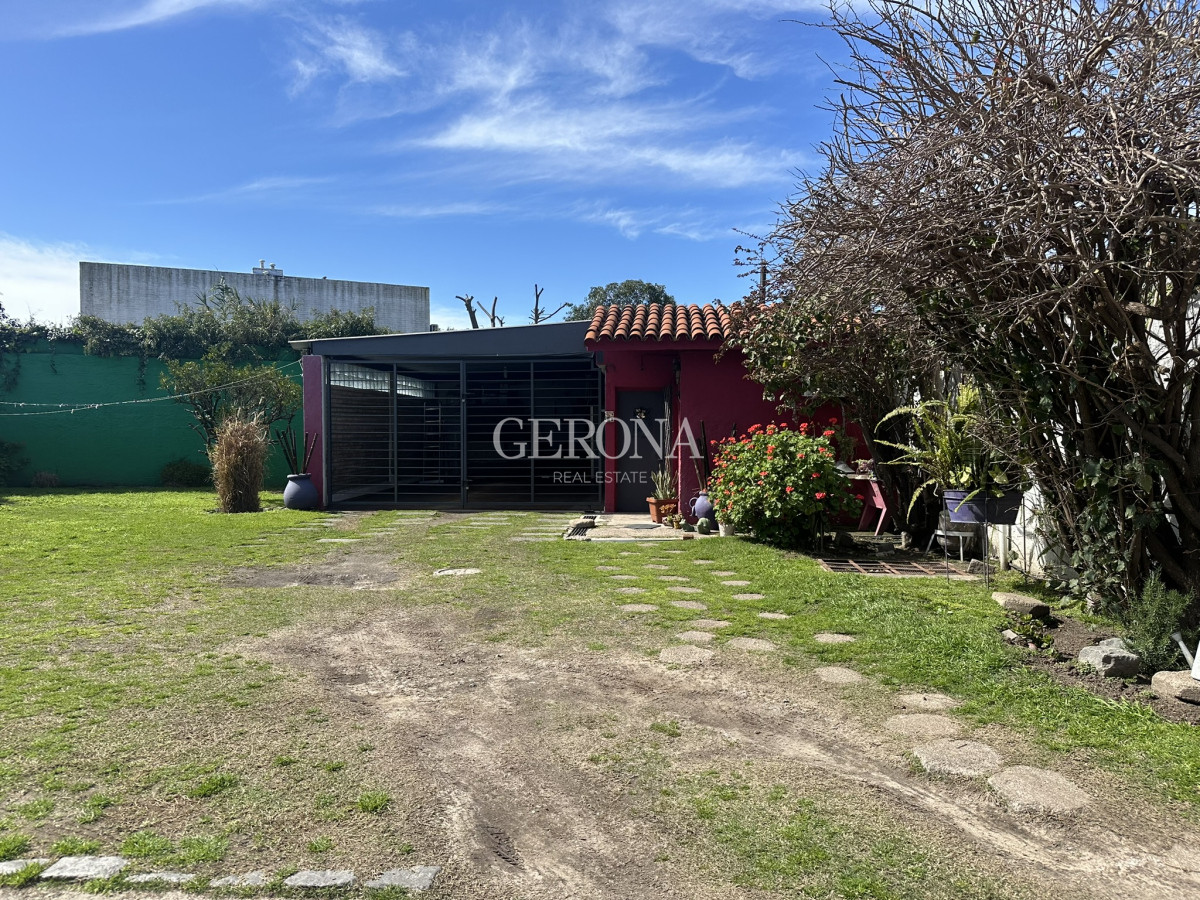Casa ID.255 - Venta casa ph de 2 dormitorios, jardín y fondo en Punta Gorda-Carrasco Norte