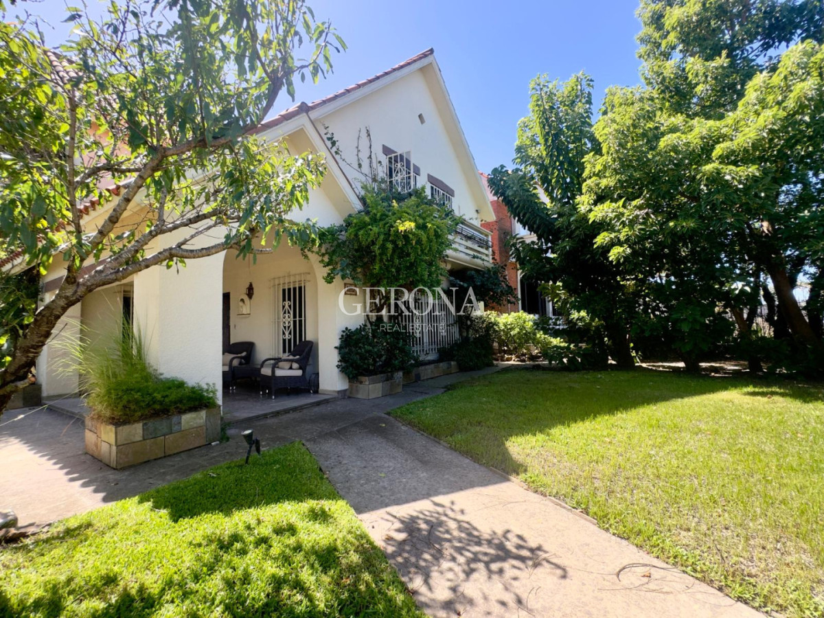Casa ID.279 - Venta casa de 3 dorm y servicio completo, frente al mar, en Carrasco-Punta Gorda