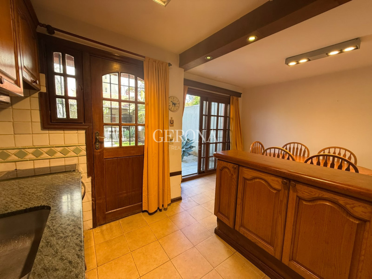 Casa ID.316 - Venta casa de 3 dormitorios, jardín, barbacoa y garaje en Punta Gorda.