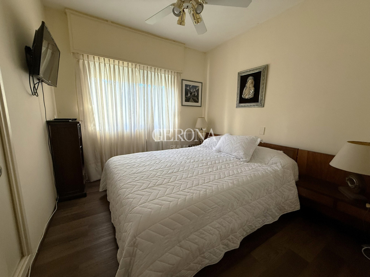 Casa ID.280 - Venta casa de 5 dormitorios y servicio, frente al mar, en Punta Gorda.