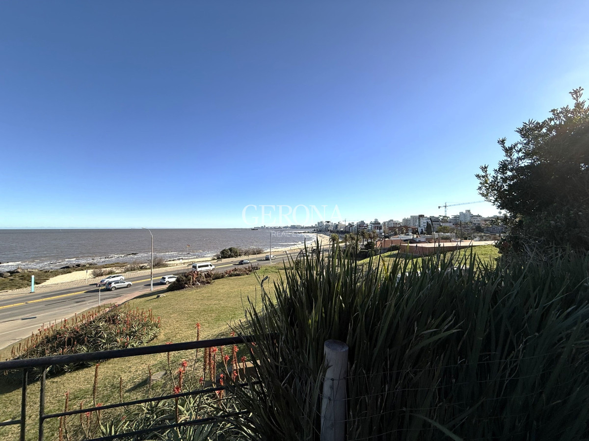 Casa ID.280 - Venta casa de 5 dormitorios y servicio, frente al mar, en Punta Gorda.