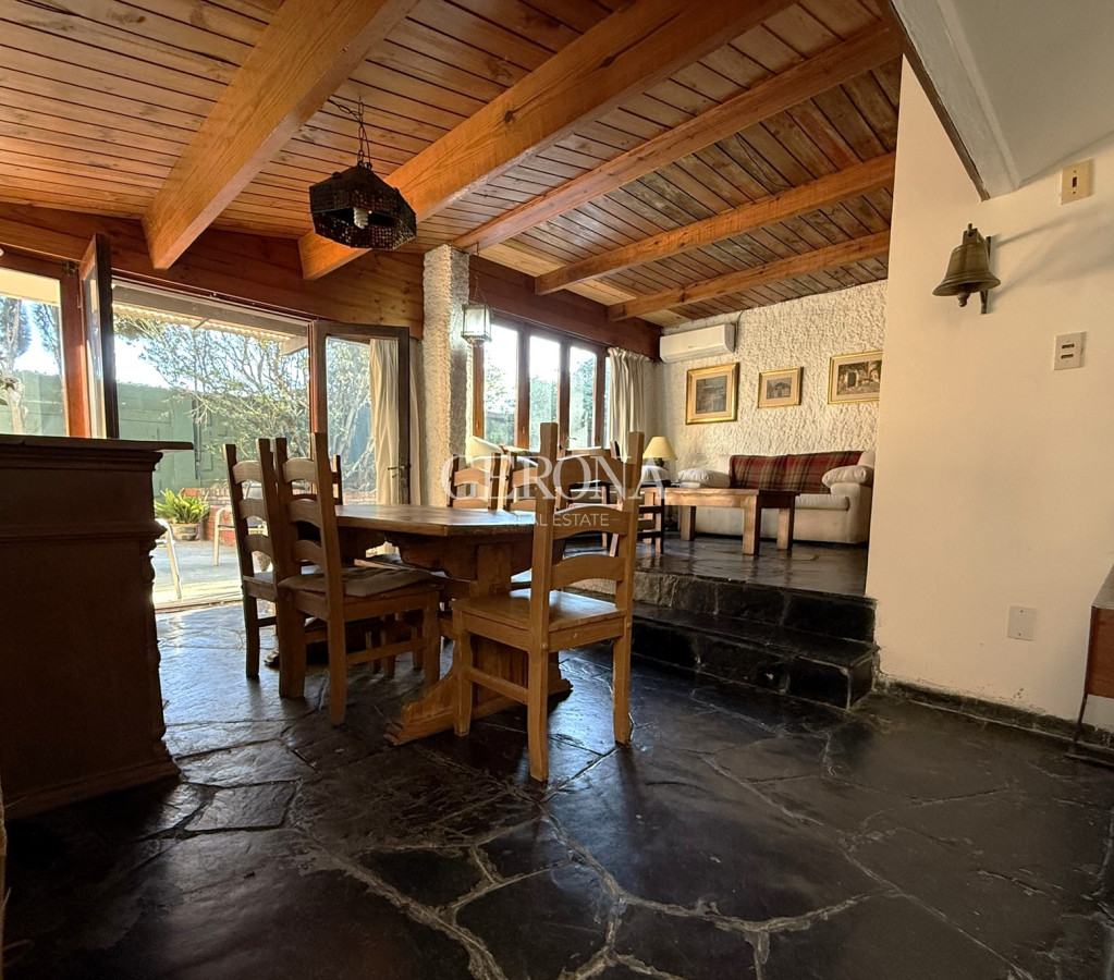 Casa ID.280 - Venta casa de 5 dormitorios y servicio, frente al mar, en Punta Gorda.