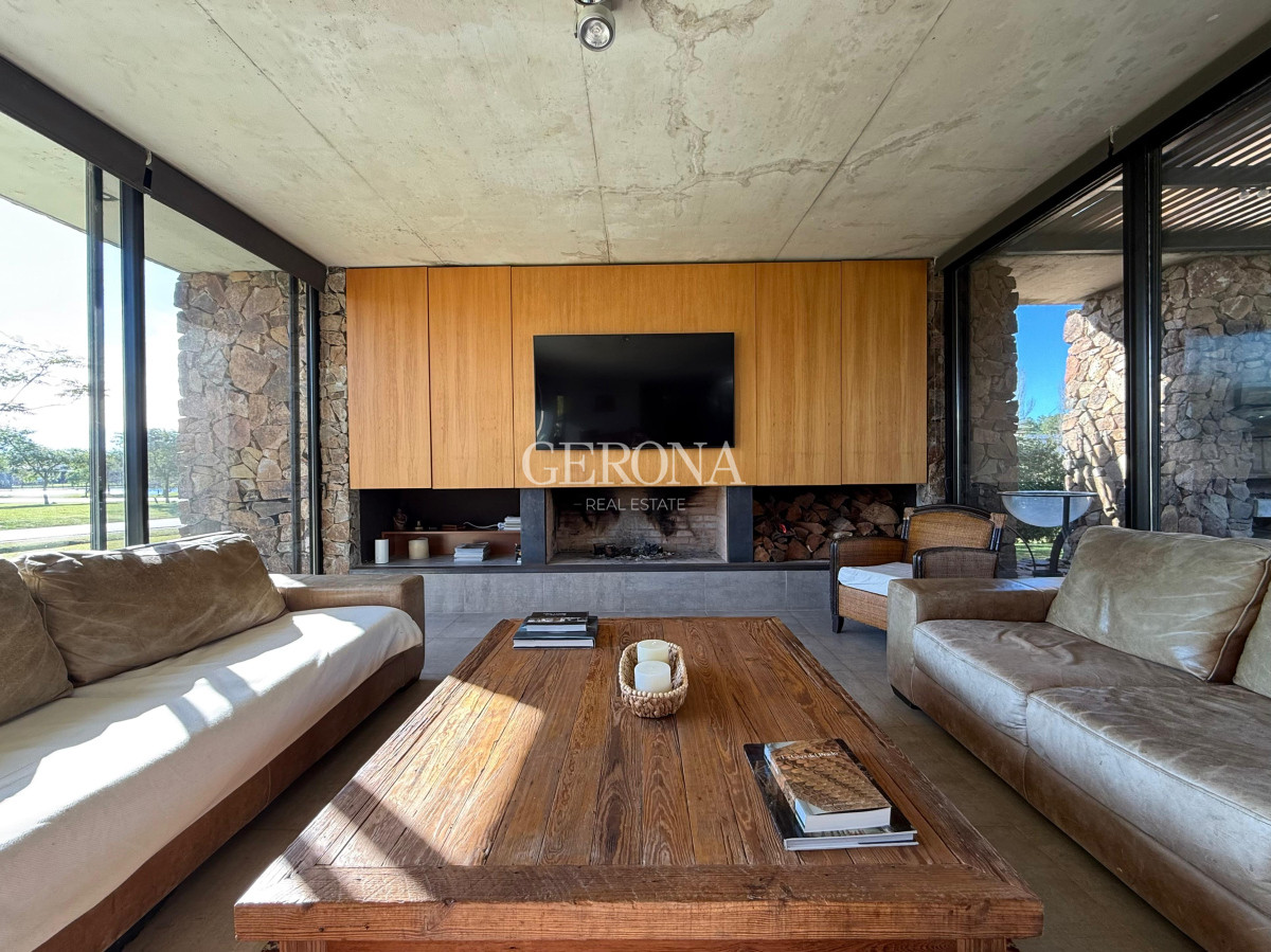 Casa ID.272 - Venta Casa de 4 dormitorios, jardín y piscina en,  Barrio Privado