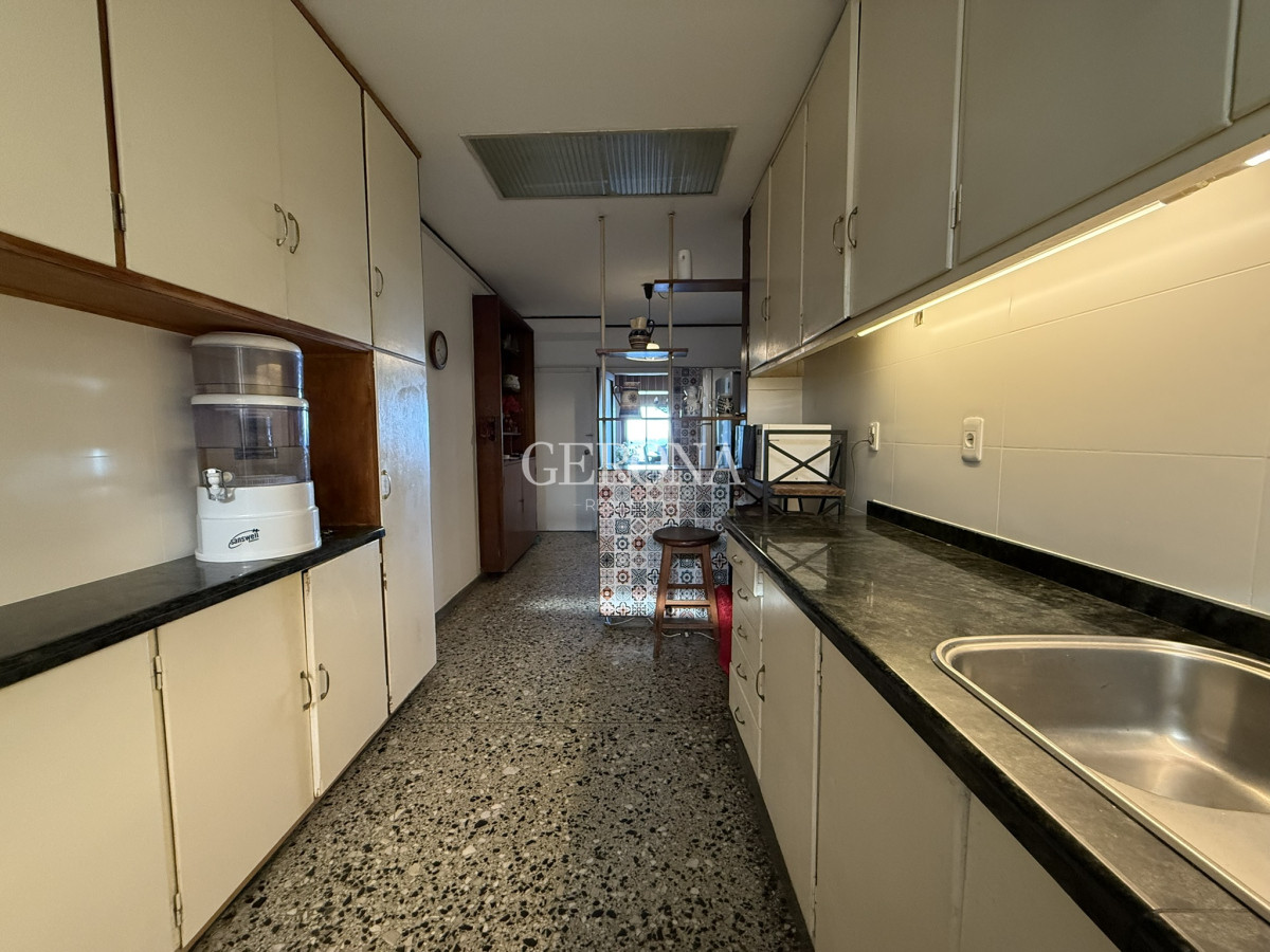 Casa ID.280 - Venta casa de 5 dormitorios y servicio, frente al mar, en Punta Gorda.