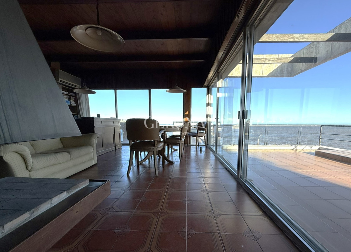 Casa ID.280 - Venta casa de 5 dormitorios y servicio, frente al mar, en Punta Gorda.
