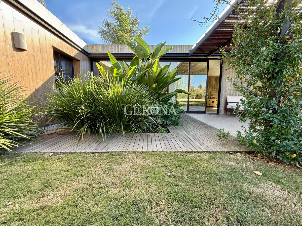 Casa ID.272 - Venta Casa de 4 dormitorios, jardín y piscina en,  Barrio Privado