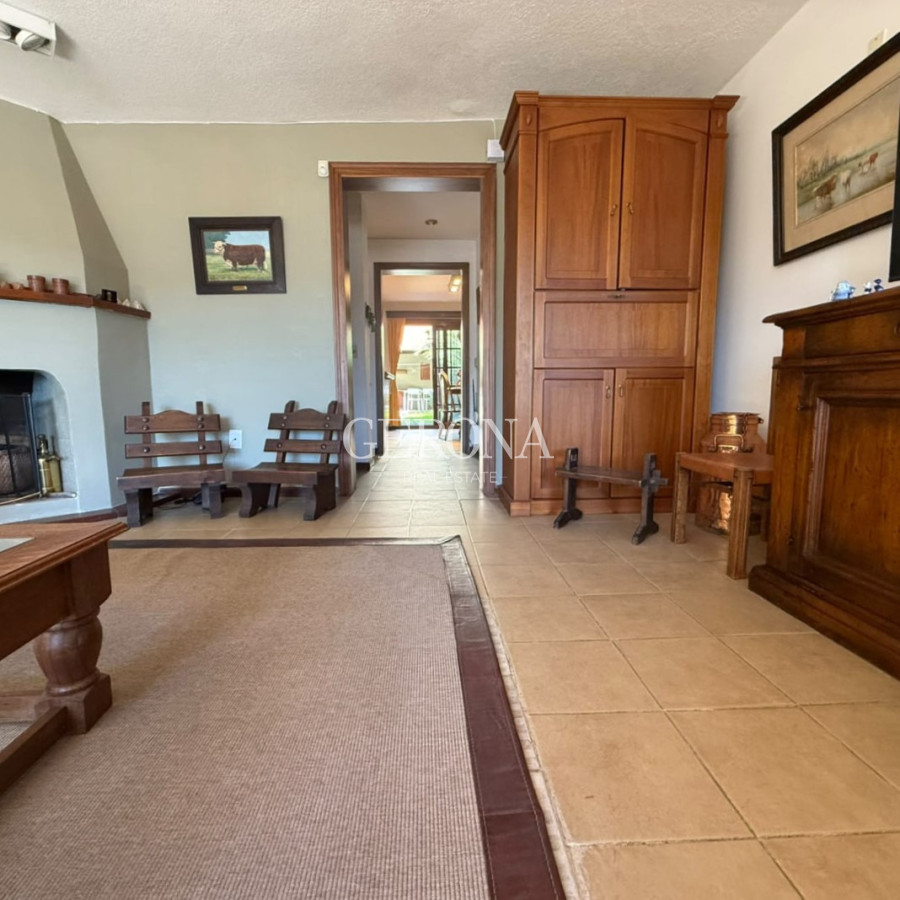 Casa ID.316 - Venta casa de 3 dormitorios, jardín, barbacoa y garaje en Punta Gorda.
