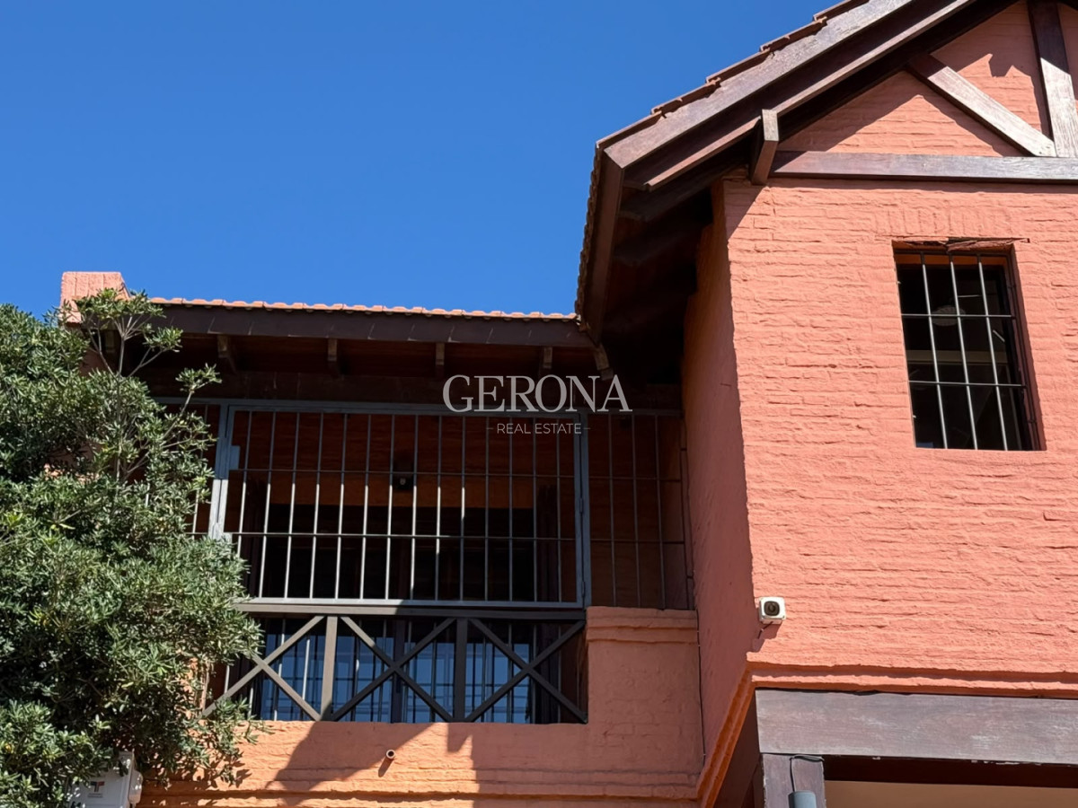 Casa ID.316 - Venta casa de 3 dormitorios, jardín, barbacoa y garaje en Punta Gorda.