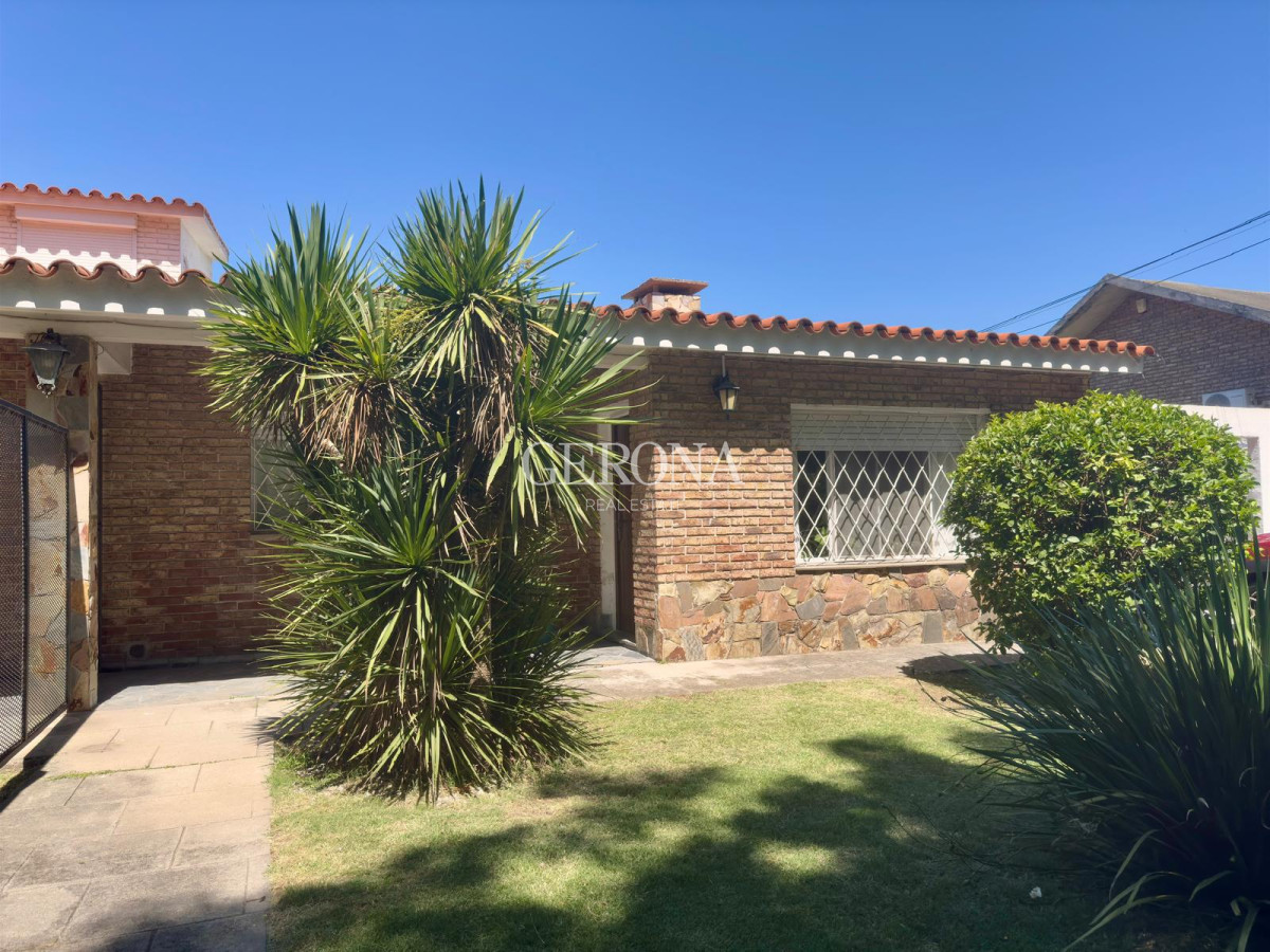 Casa ID.255 - Venta casa ph de 2 dormitorios, jardín y fondo en Punta Gorda-Carrasco Norte