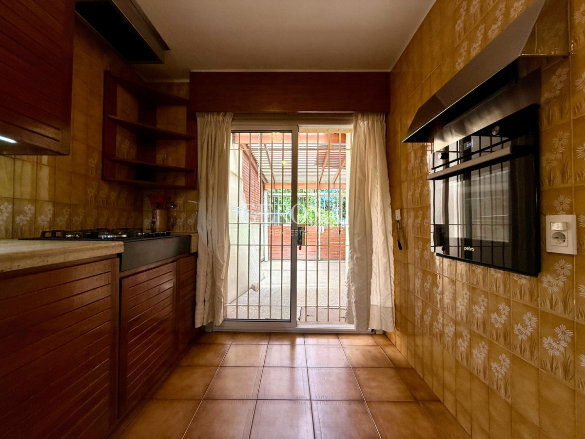 Casa ID.279 - Venta casa de 3 dorm y servicio completo, frente al mar, en Carrasco-Punta Gorda