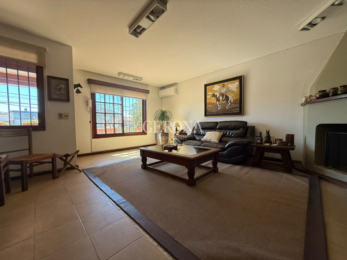 Casa ID.316 - Venta casa de 3 dormitorios, jardín, barbacoa y garaje en Punta Gorda.