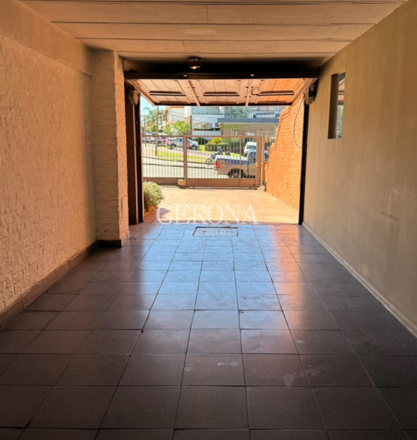 Casa ID.316 - Venta casa de 3 dormitorios, jardín, barbacoa y garaje en Punta Gorda.