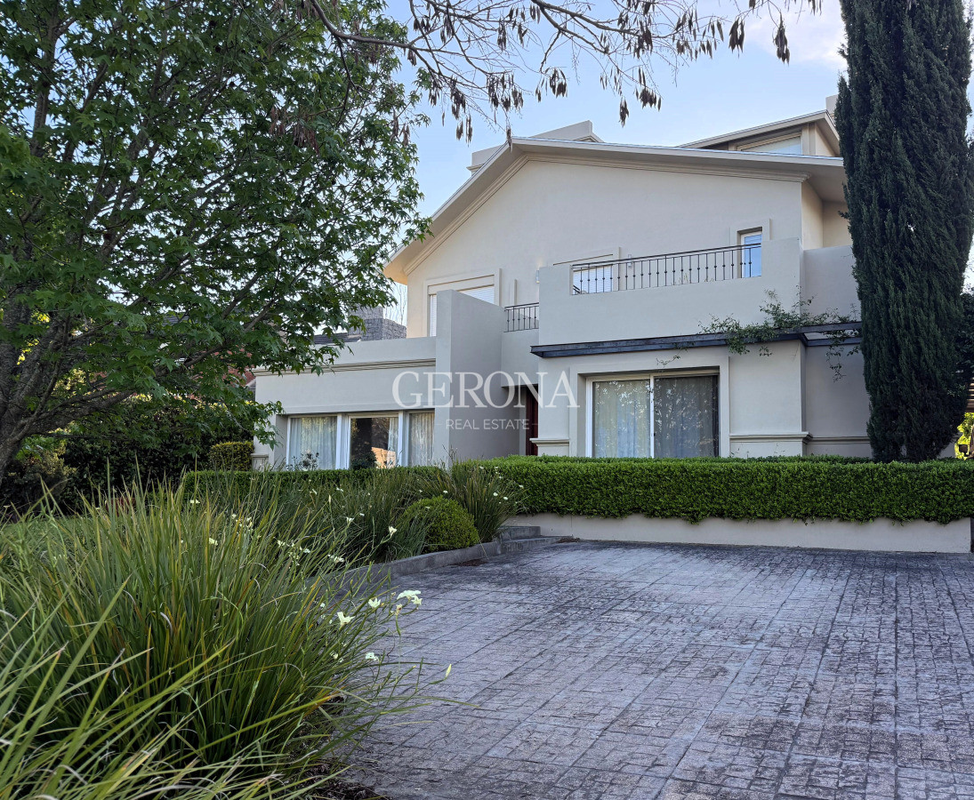Casa ID.268 - Venta Casa de 4 dormitorios y servicio, de 352 m2, en Lomas de la Tahona