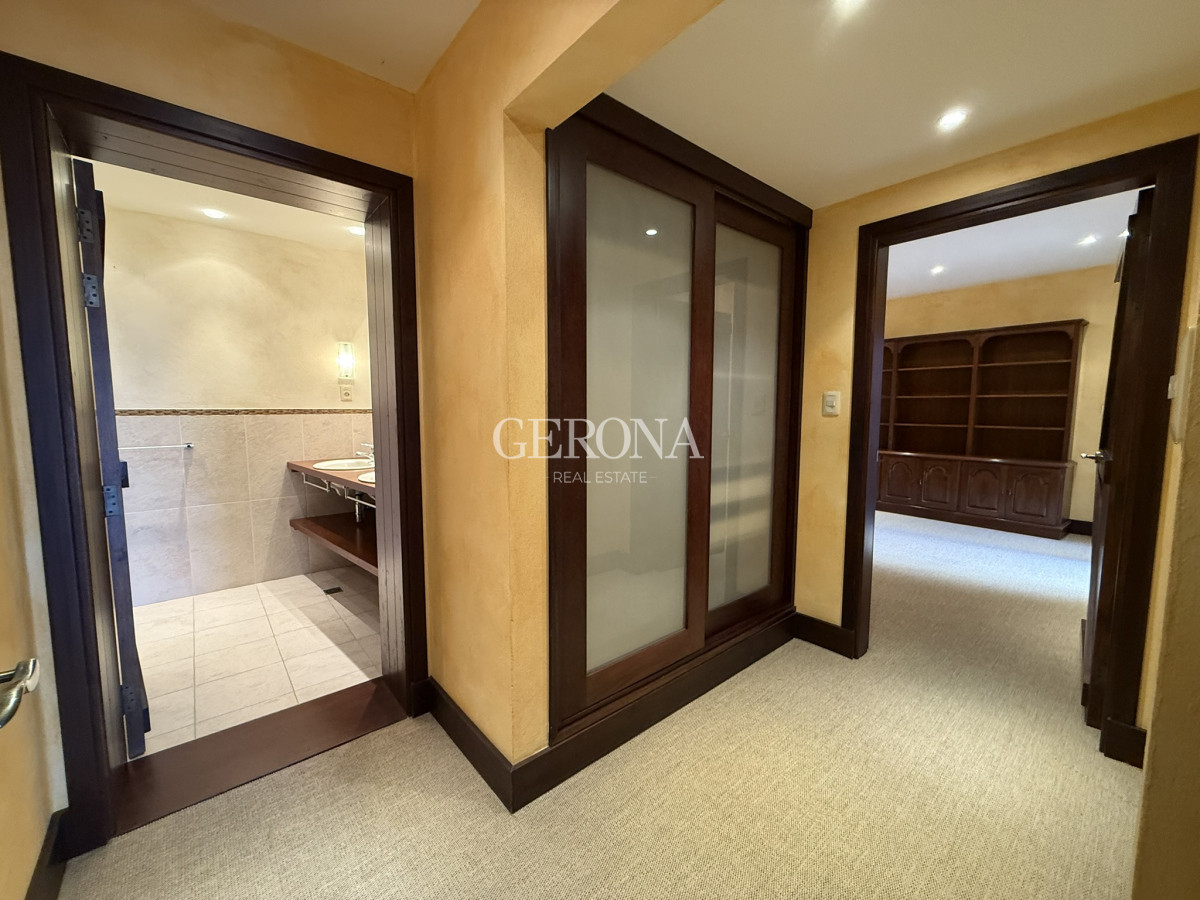 Casa ID.281 - Venta casa de tres niveles, con tres suites frente al mar en Punta Gorda. 