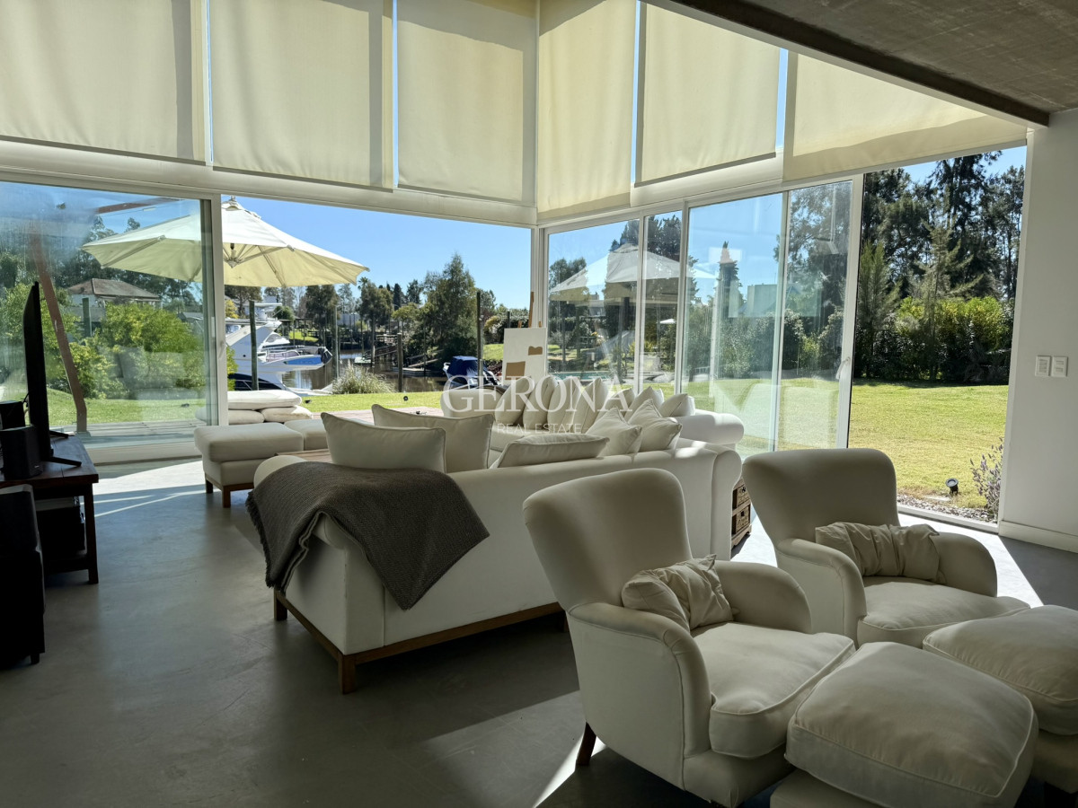 Casa ID.283 - Venta Casa en Marina de Santa Lucía, con 1644 m2 de terreno, 274 edificado y doble muelle.