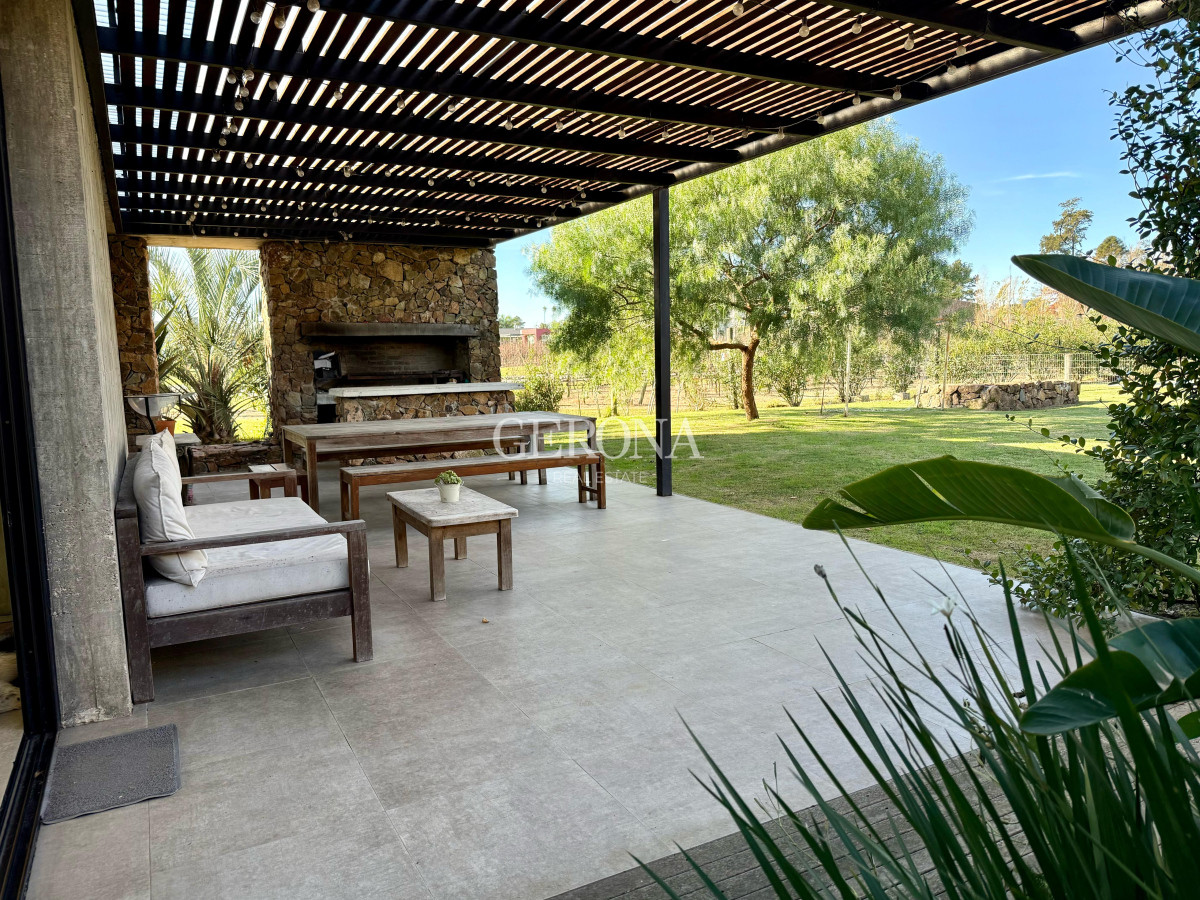 Casa ID.272 - Venta Casa de 4 dormitorios, jardín y piscina en,  Barrio Privado