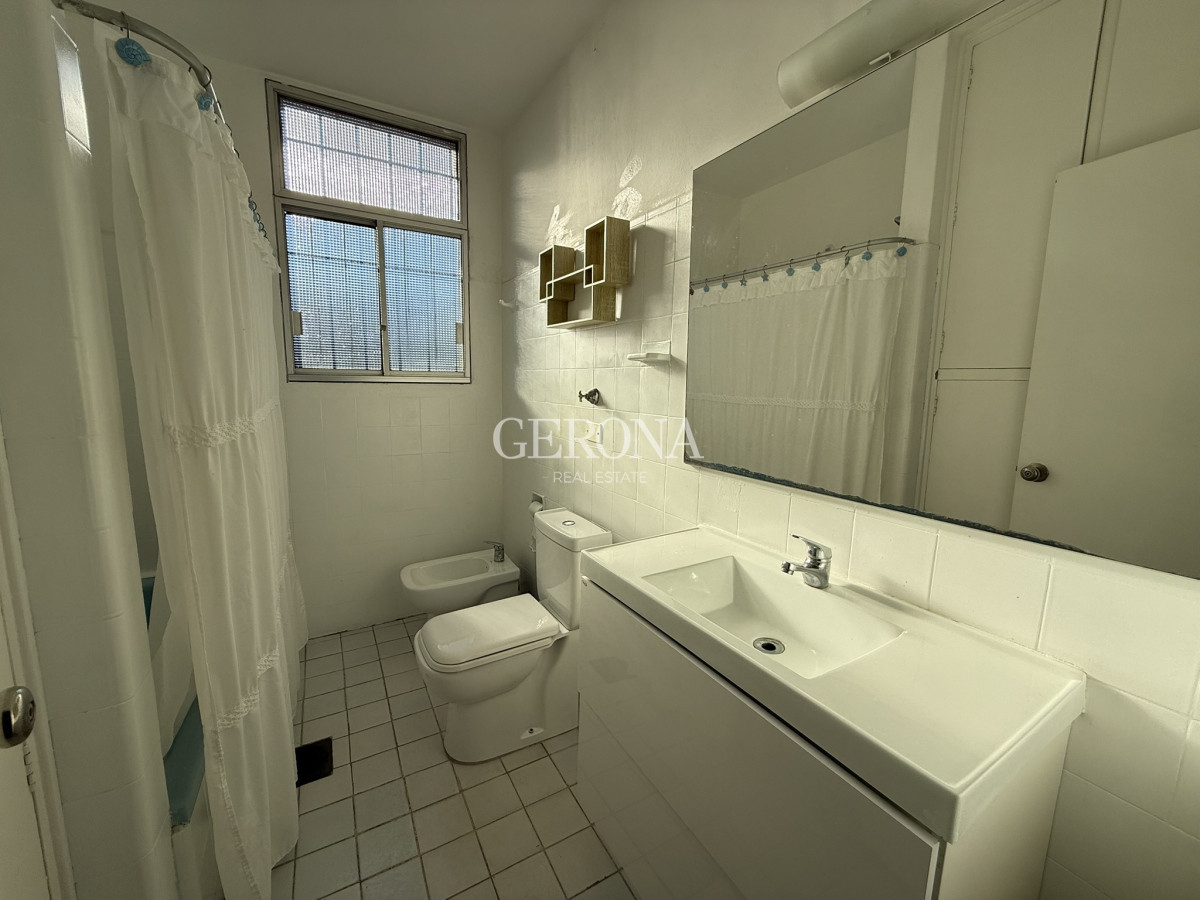 Casa ID.280 - Venta casa de 5 dormitorios y servicio, frente al mar, en Punta Gorda.