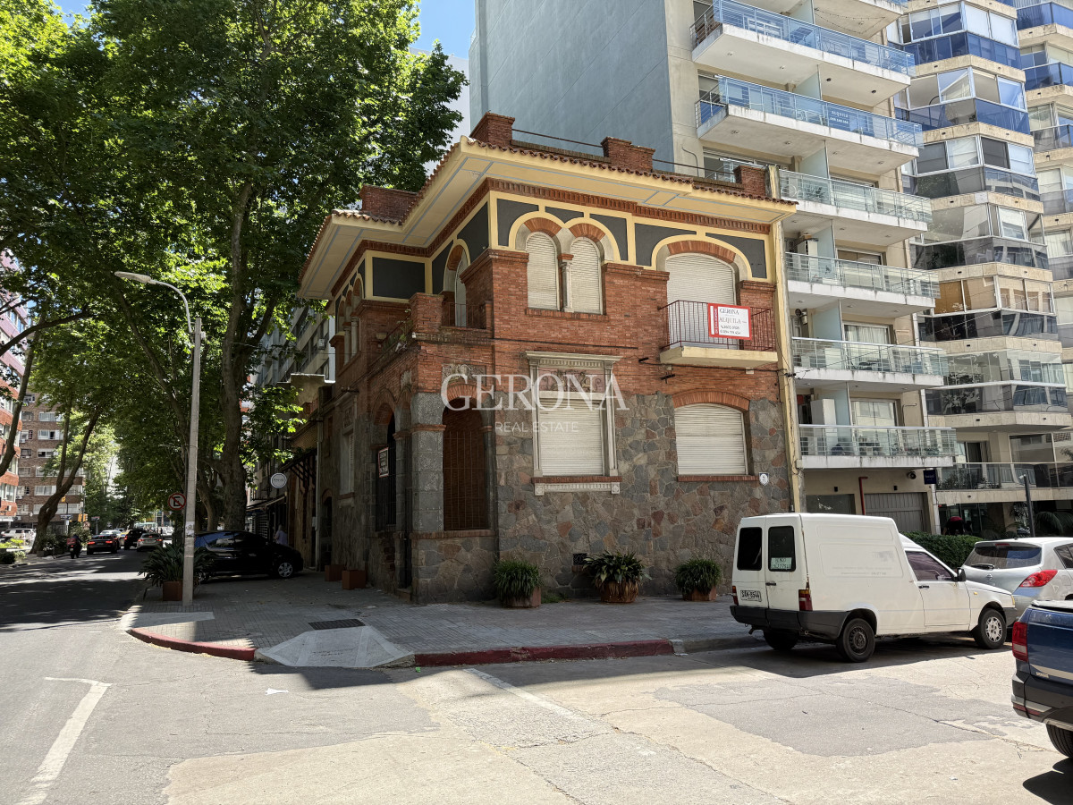 Casa ID.288 - Alquiler casa de 4 dormitorios y garajes en la mejor ubicación de Pocitos, ideal Empresa.