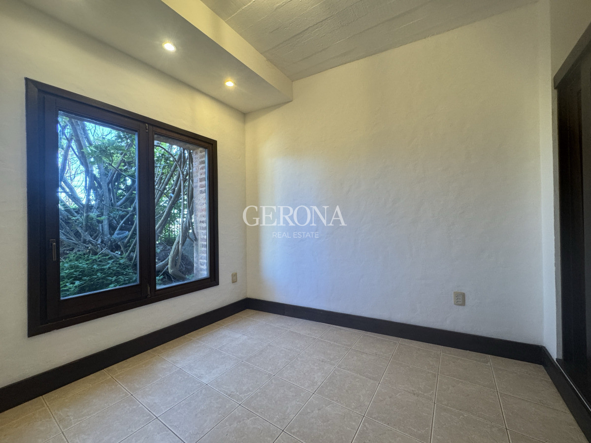Casa ID.321 - Alquiler casa de tres niveles, con tres suites frente al mar en Punta Gorda. 
