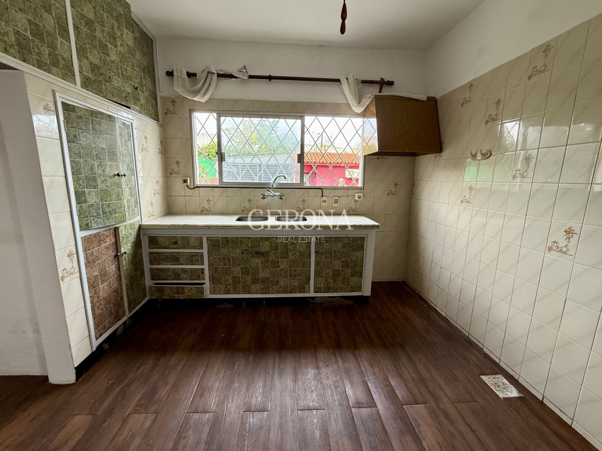 Casa ID.255 - Venta casa ph de 2 dormitorios, jardín y fondo en Punta Gorda-Carrasco Norte