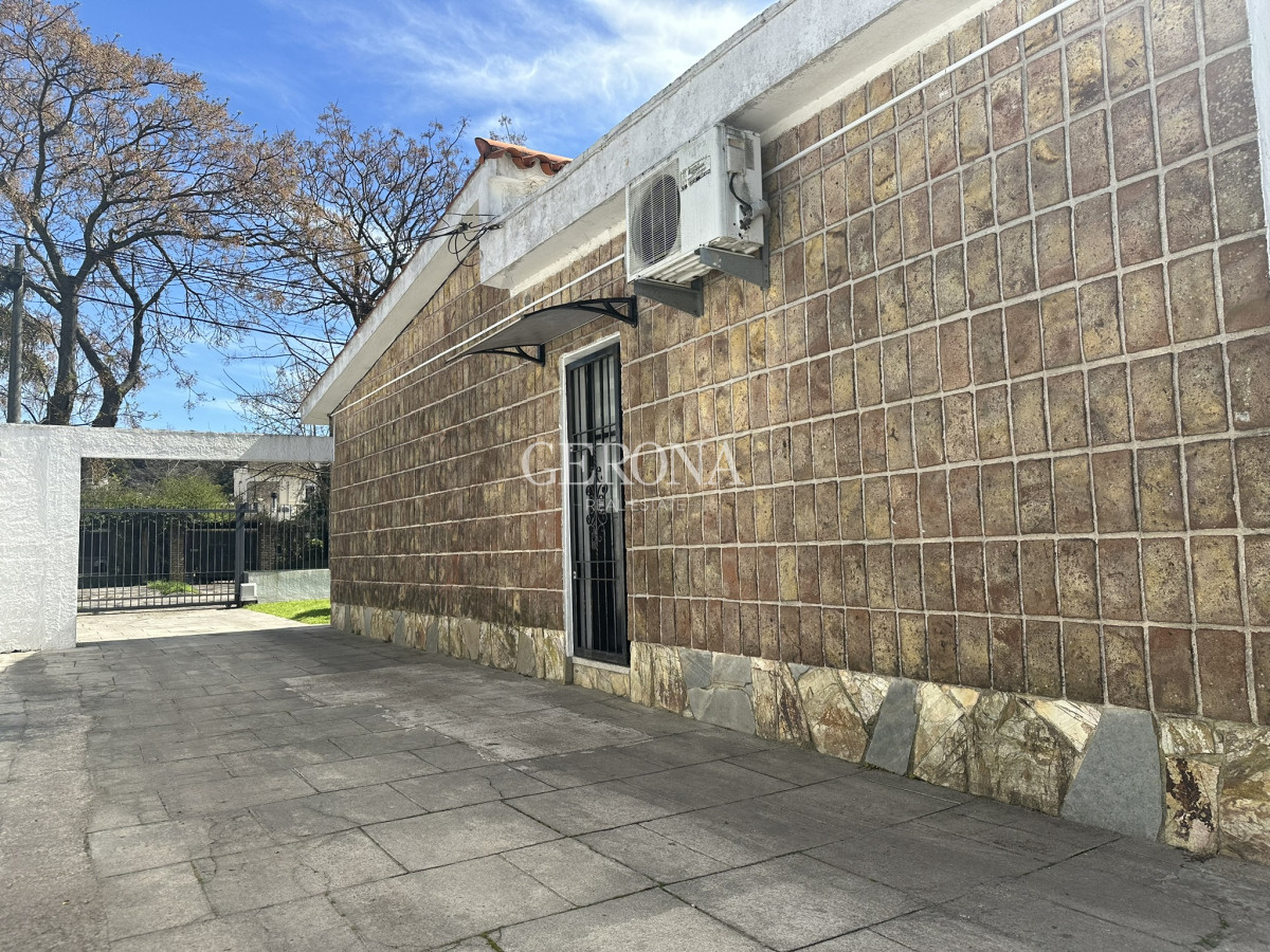 Casa ID.255 - Venta casa ph de 2 dormitorios, jardín y fondo en Punta Gorda-Carrasco Norte