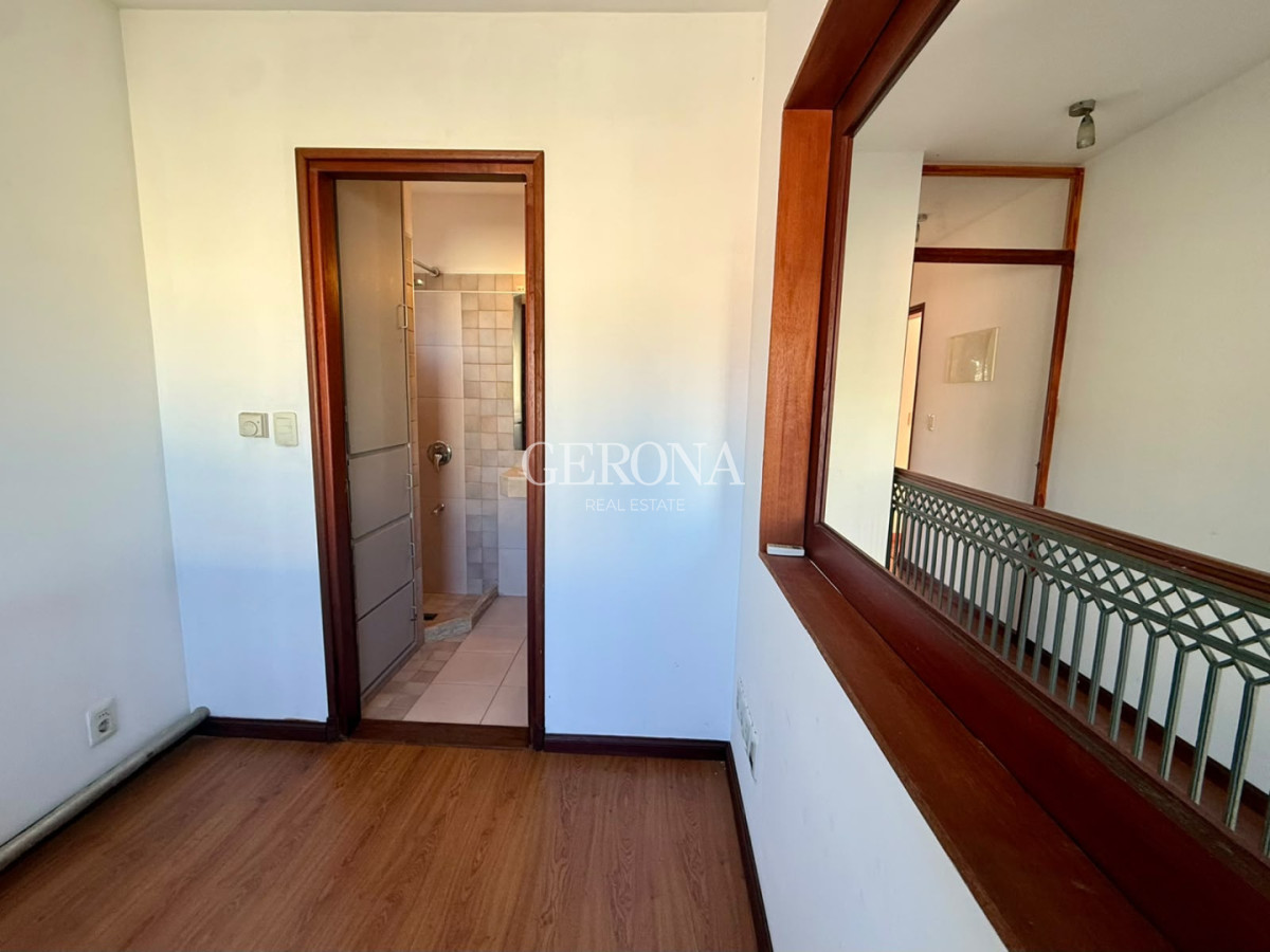 Casa ID.317 - Venta casa PH de 5 dormitorios, escritorio, fondo y cochera para 6 autos en Carrasco Norte.